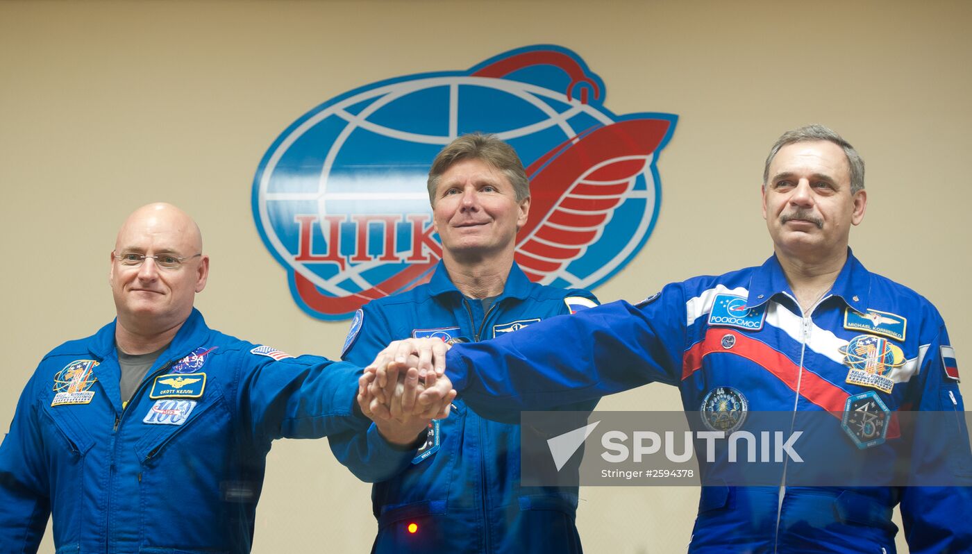 News conference of 43/44 ISS expedition crews