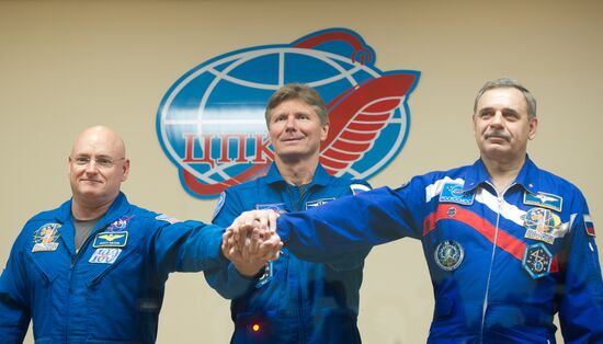 News conference of 43/44 ISS expedition crews
