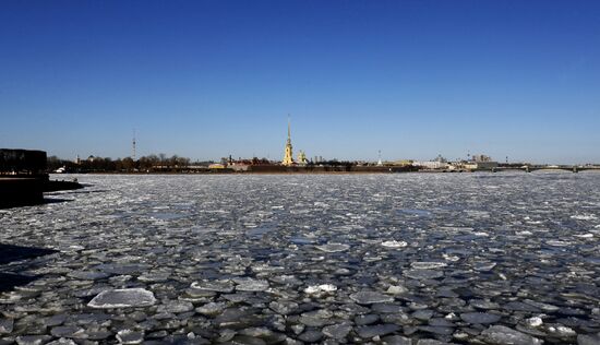 Ice drift on the Neva