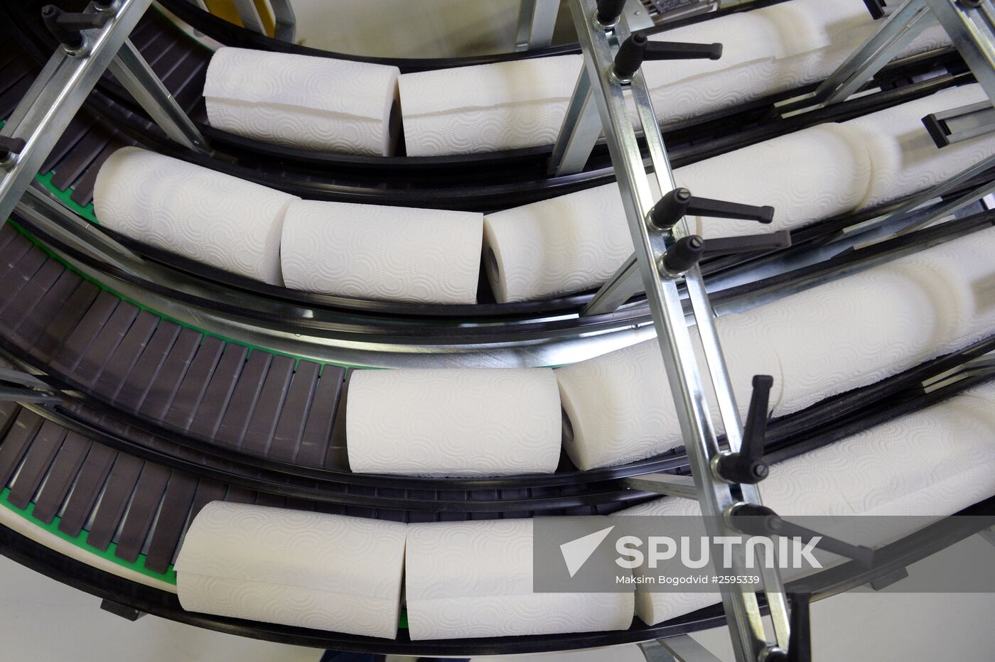 Conveyor belt with finished products at the Khayat Kimya Plant in the Alabuga Special Economic Zone, which will produce hygienic paper, baby diapers and napkins. Location: Russia, Republic of Tatarstan, Elabuga. Author: Maksim Bogodvid/Sputnik. Khayat Kimya Plant in Yelabuga