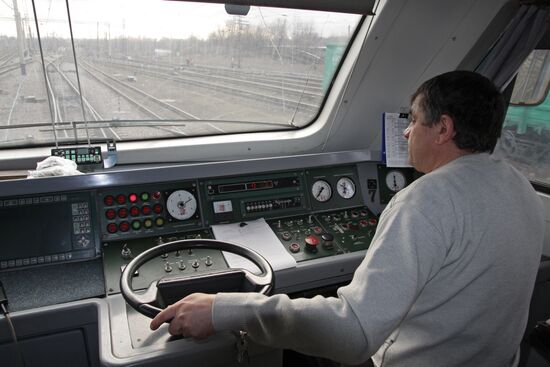 First pasenger train leaves Yasinovataya for Luhansk in Donetsk People Republic