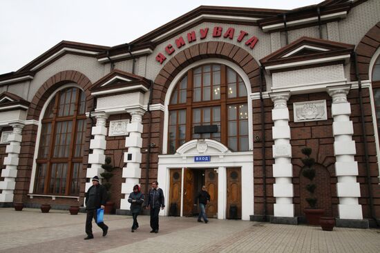 First pasenger train leaves Yasinovataya for Luhansk in Donetsk People Republic