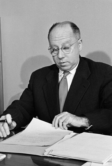 Soviet literature historian Alexander Dymshits