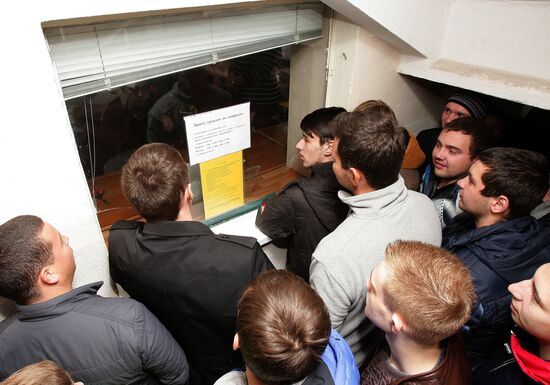 Army conscription begins in Crimea