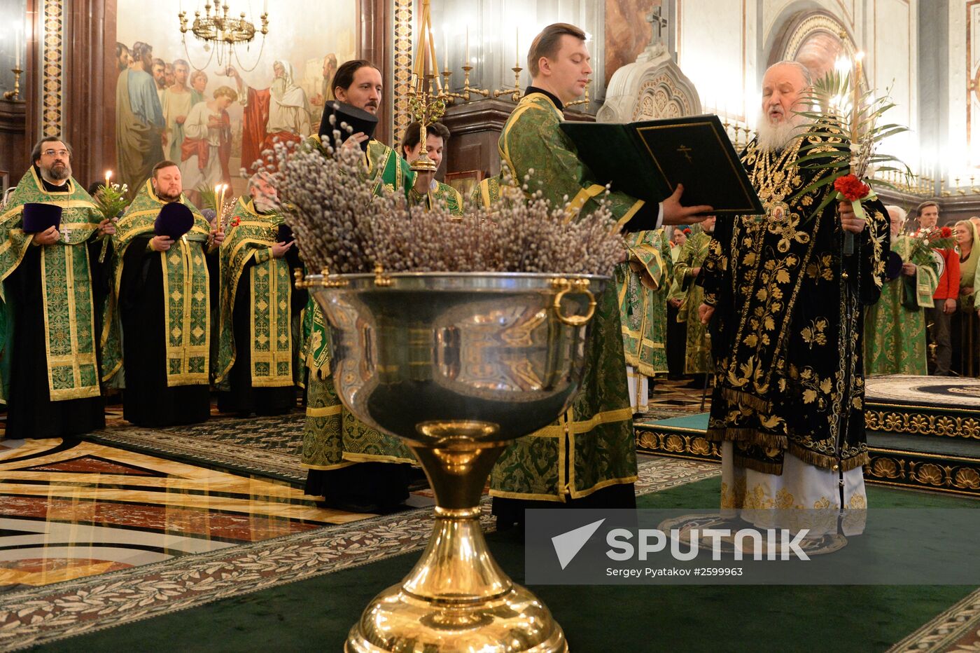 Patriarch conducts liturgy on Palm Sunday eve