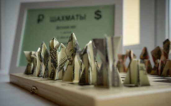 100 Dollar Origami exhibition in St. Petersburg
