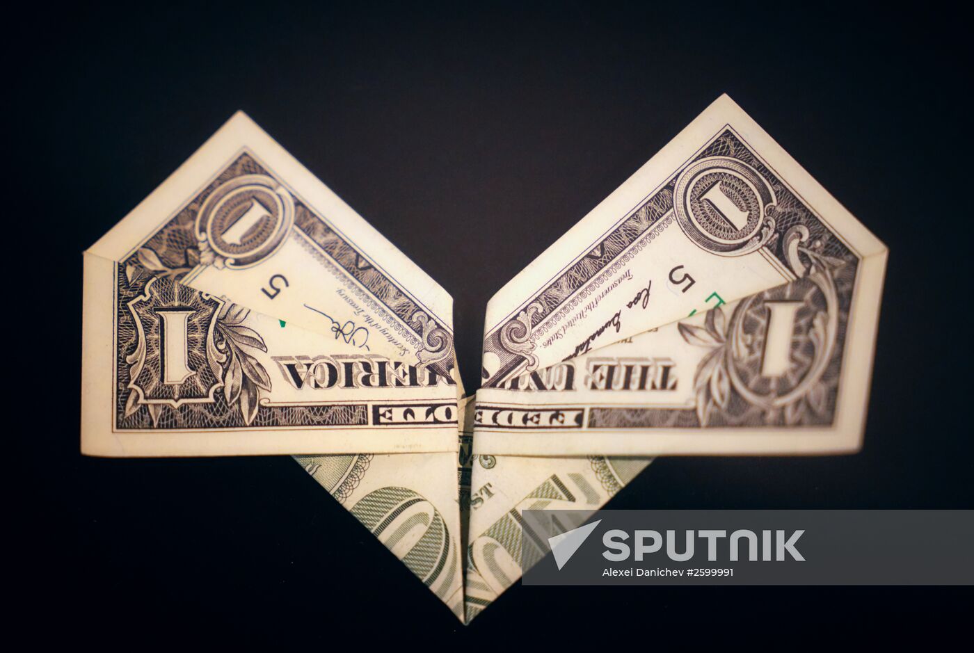 100 Dollar Origami exhibition in St. Petersburg