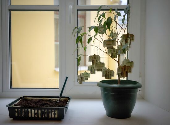 100 Dollar Origami exhibition in St. Petersburg