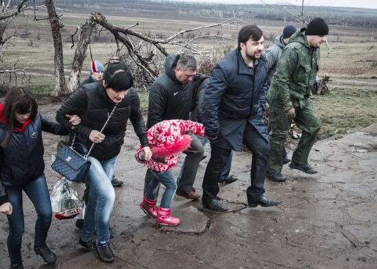 DPR locals take part in clean-up effort at Saur-Mogila memorial