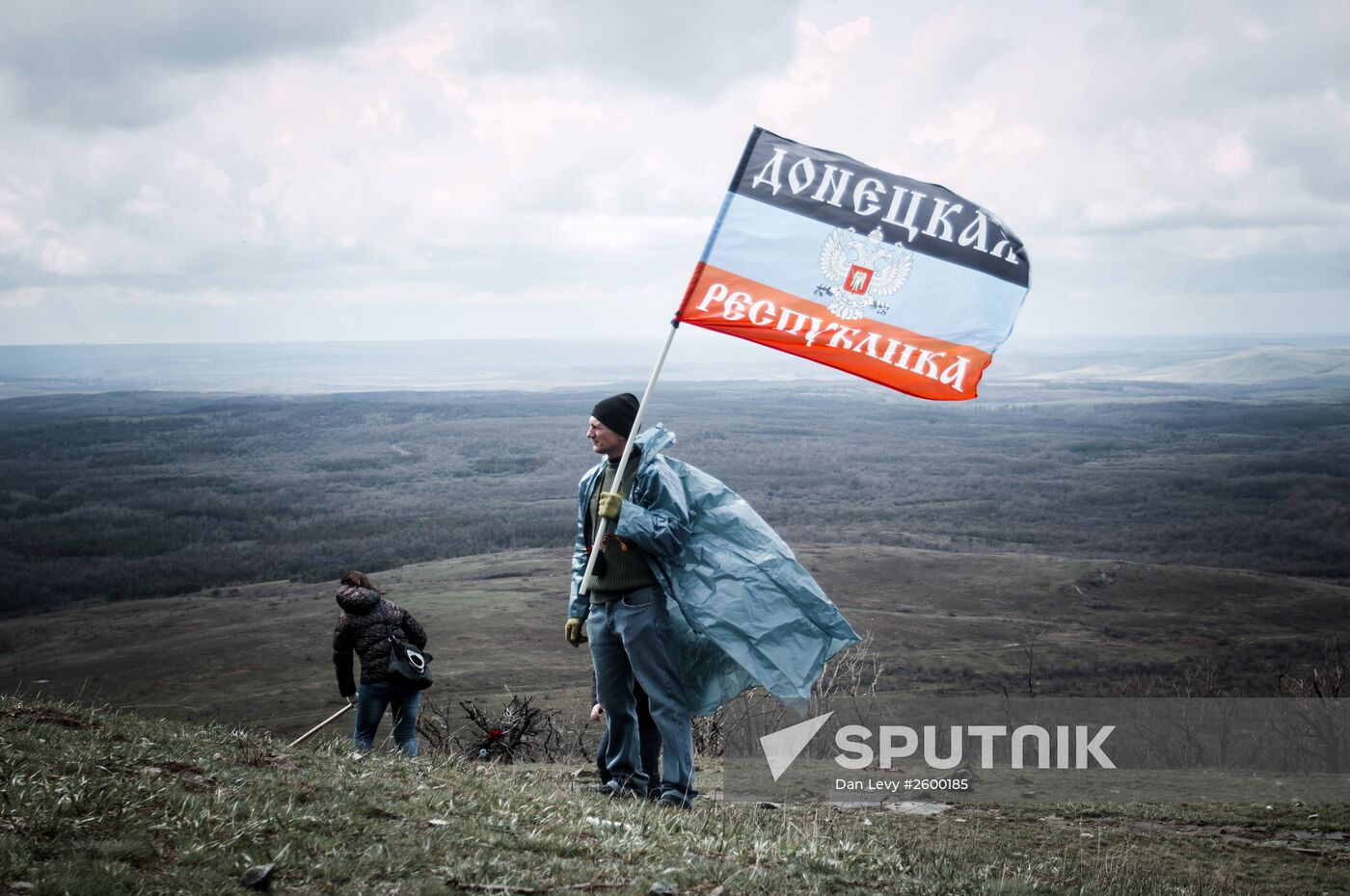 DPR locals take part in clean-up effort at Saur-Mogila memorial