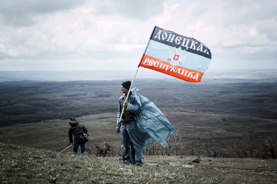 DPR locals take part in clean-up effort at Saur-Mogila memorial