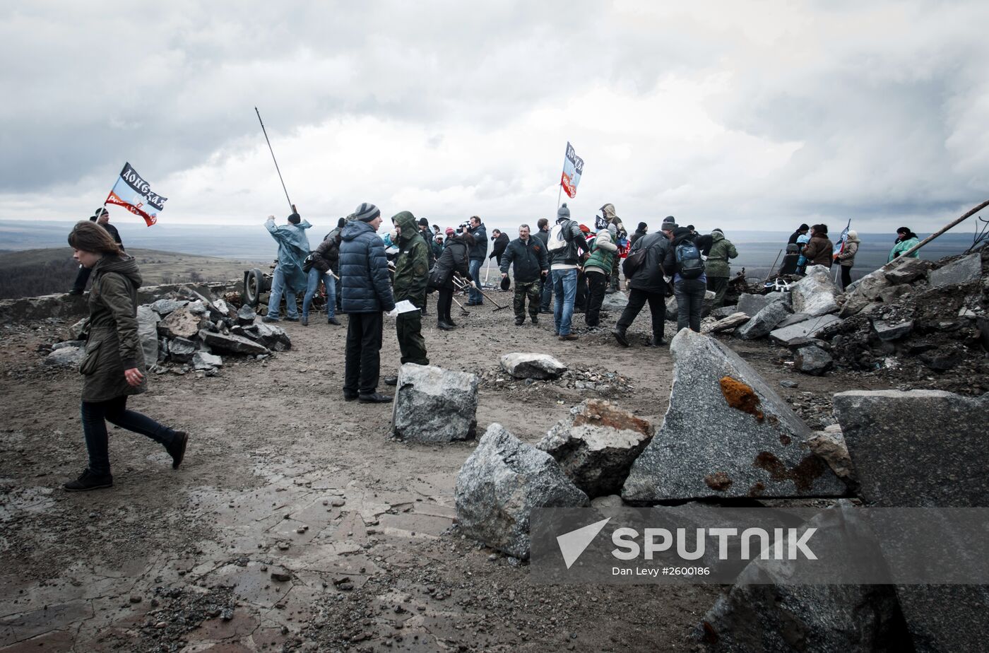 DPR locals take part in clean-up effort at Saur-Mogila memorial