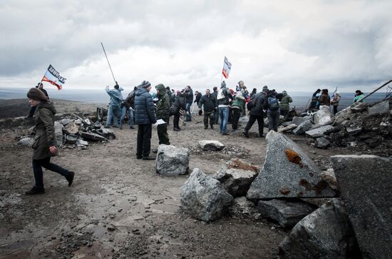 DPR locals take part in clean-up effort at Saur-Mogila memorial
