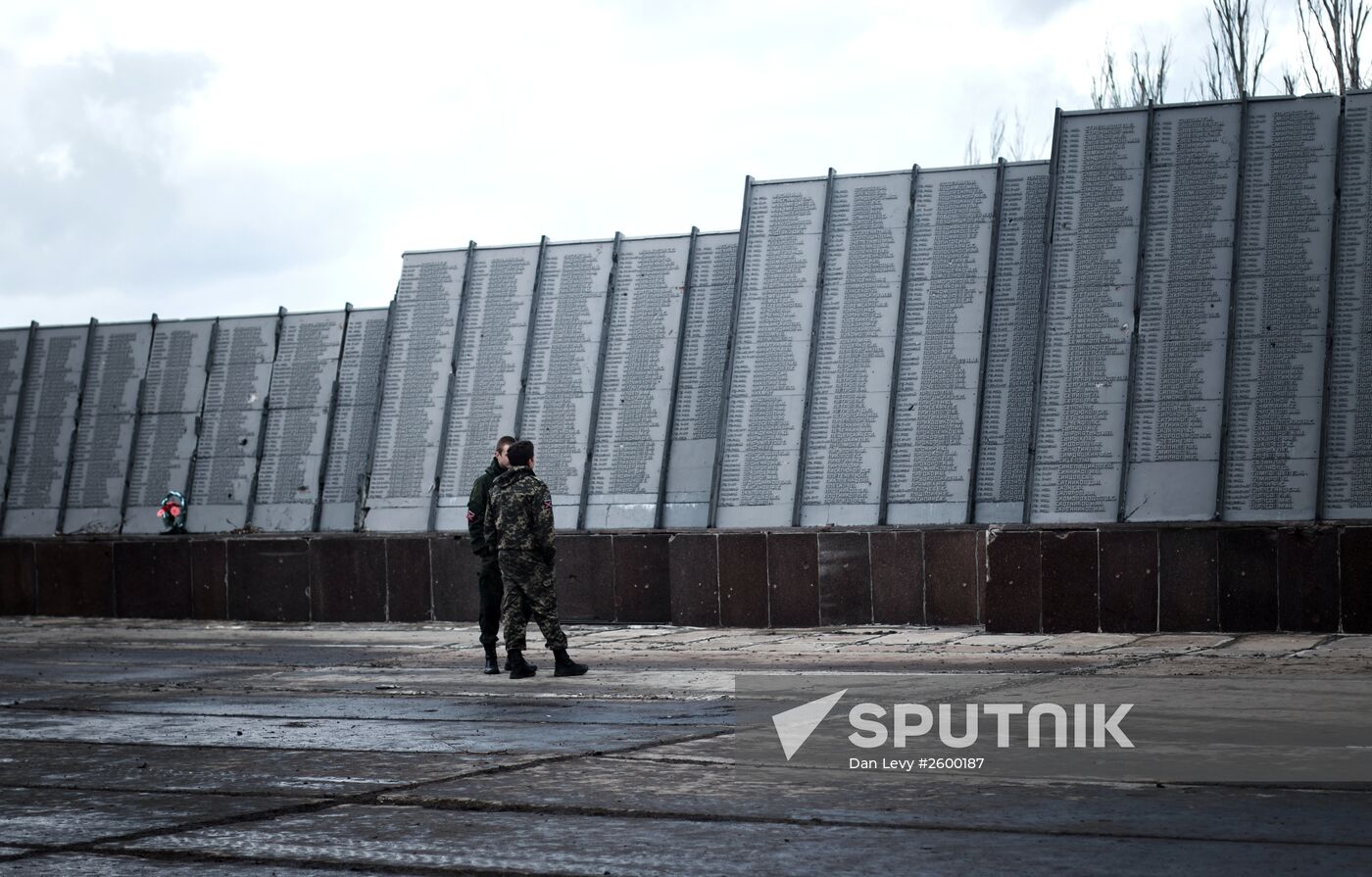 DPR locals take part in clean-up effort at Saur-Mogila memorial