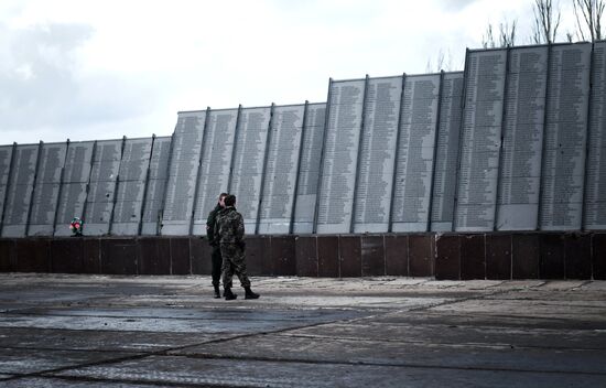 DPR locals take part in clean-up effort at Saur-Mogila memorial