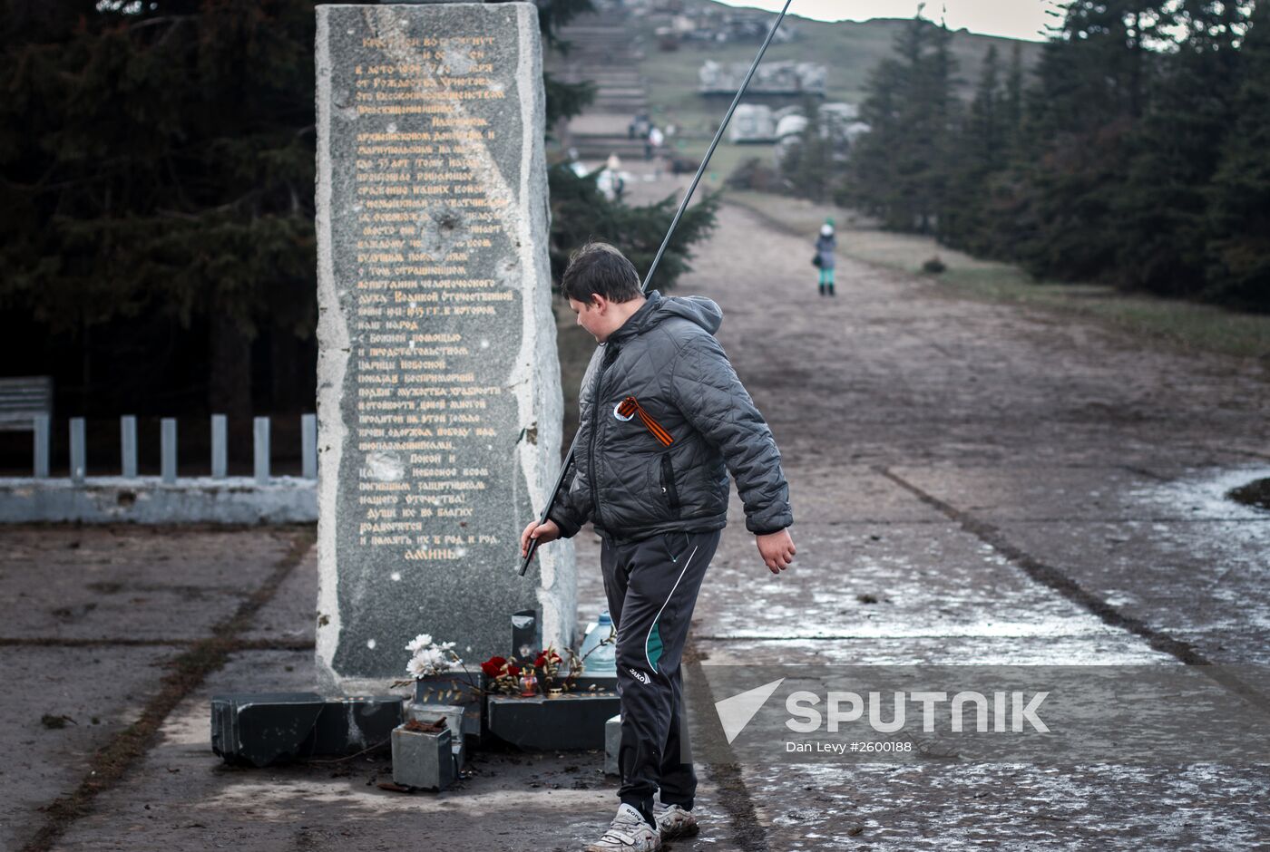 DPR locals take part in clean-up effort at Saur-Mogila memorial