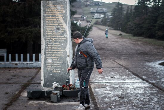 DPR locals take part in clean-up effort at Saur-Mogila memorial