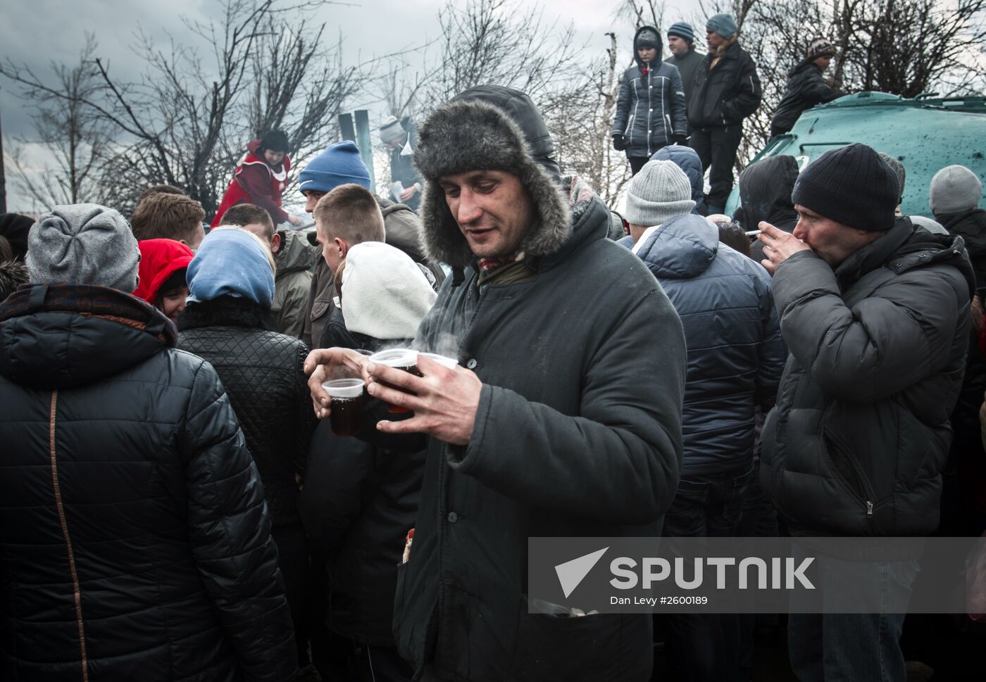 DPR locals take part in clean-up effort at Saur-Mogila memorial