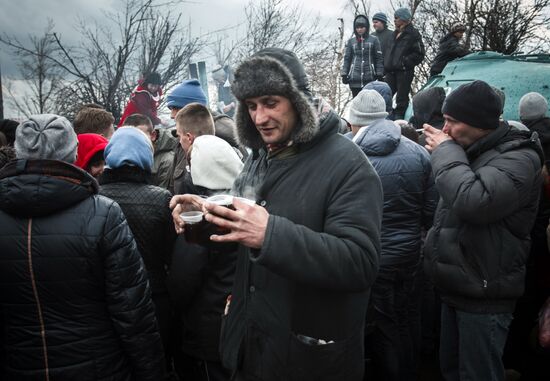 DPR locals take part in clean-up effort at Saur-Mogila memorial