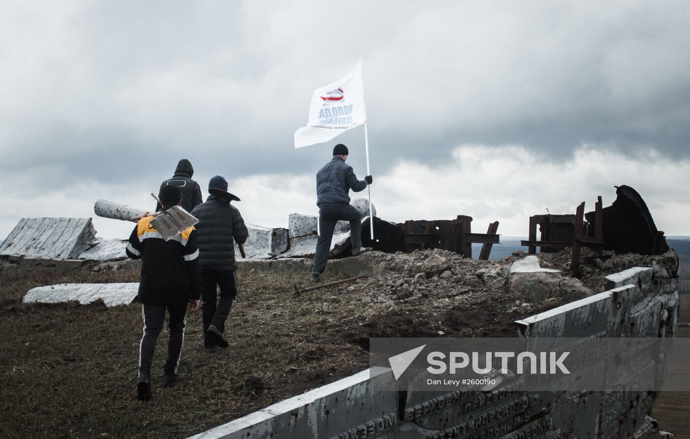 DPR locals take part in clean-up effort at Saur-Mogila memorial