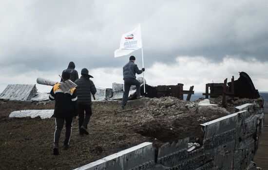 DPR locals take part in clean-up effort at Saur-Mogila memorial