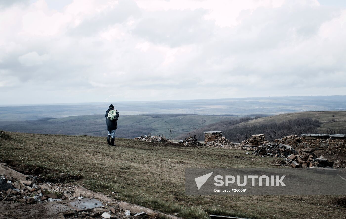 DPR locals take part in clean-up effort at Saur-Mogila memorial