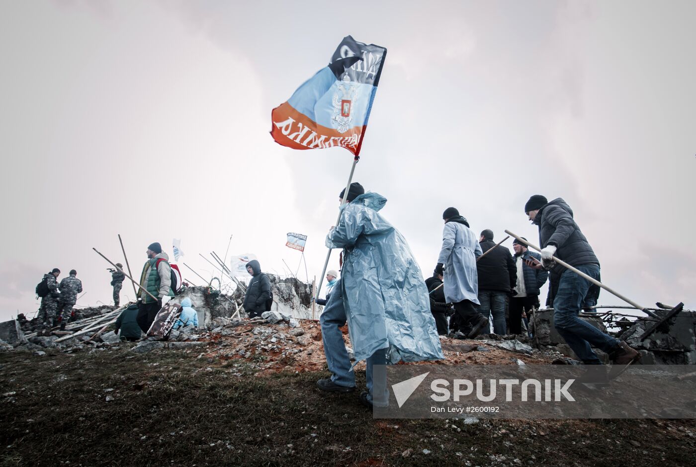 DPR locals take part in clean-up effort at Saur-Mogila memorial