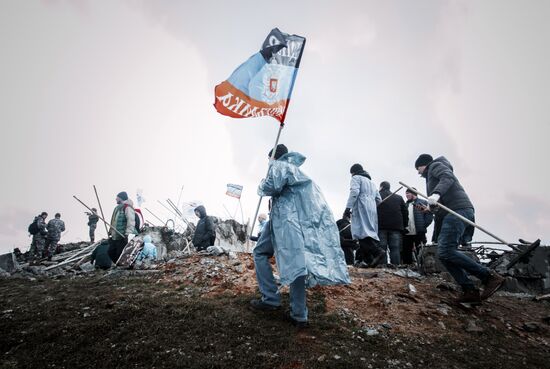 DPR locals take part in clean-up effort at Saur-Mogila memorial