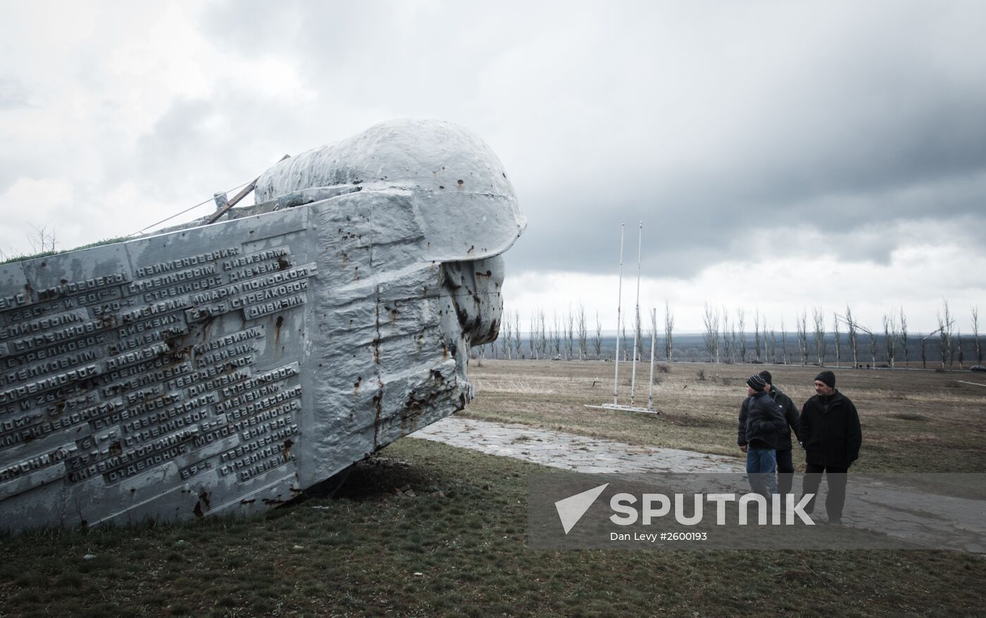 DPR locals take part in clean-up effort at Saur-Mogila memorial