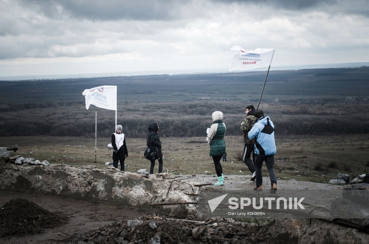 DPR locals take part in clean-up effort at Saur-Mogila memorial