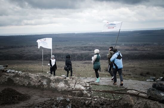 DPR locals take part in clean-up effort at Saur-Mogila memorial