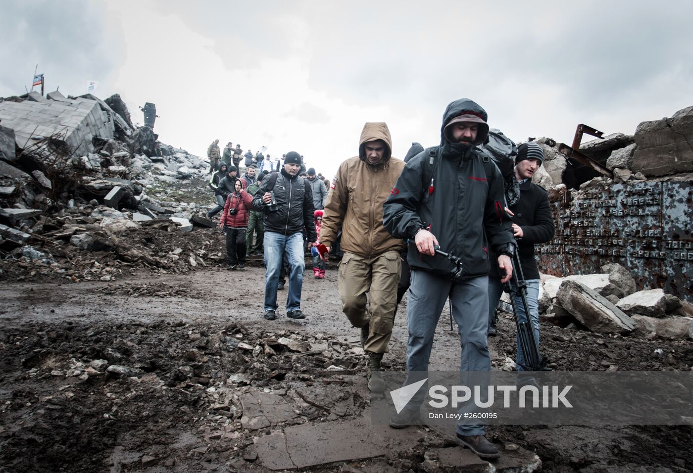 DPR locals take part in clean-up effort at Saur-Mogila memorial