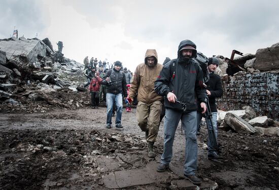 DPR locals take part in clean-up effort at Saur-Mogila memorial