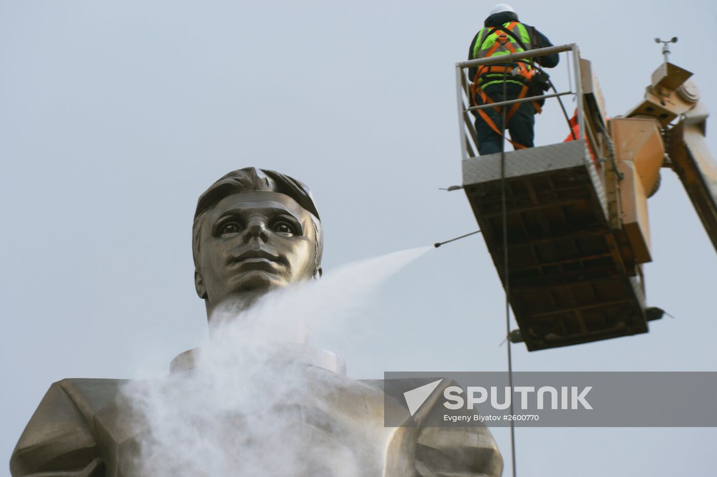Monument to Yury Gagarin on Leninsky Prospekt is washed