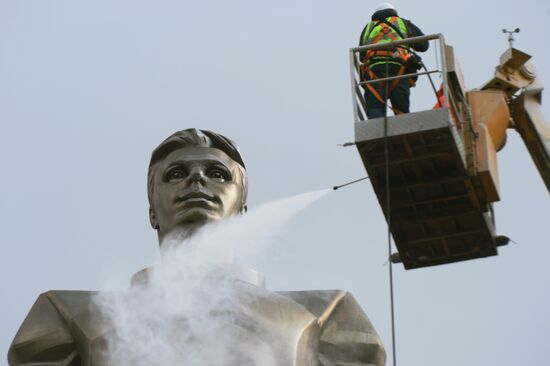 Monument to Yury Gagarin on Leninsky Prospekt is washed