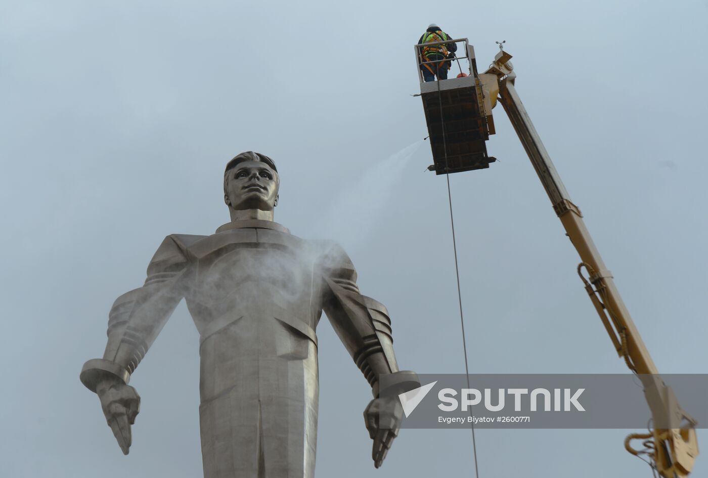 Monument to Yury Gagarin on Leninsky Prospekt is washed