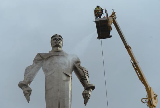 Monument to Yury Gagarin on Leninsky Prospekt is washed