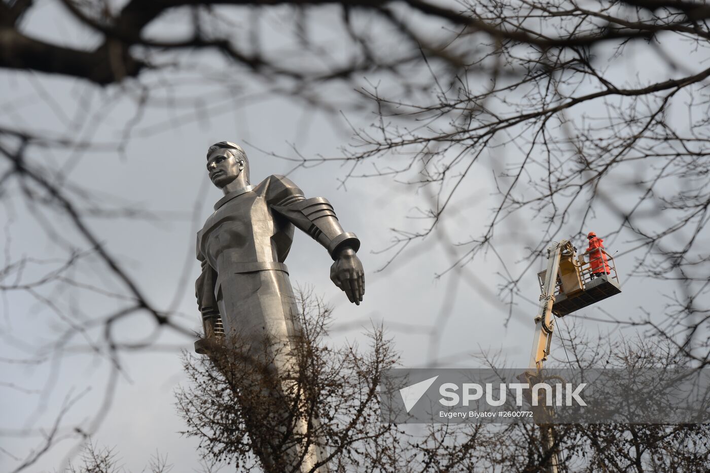 Monument to Yury Gagarin on Leninsky Prospekt is washed
