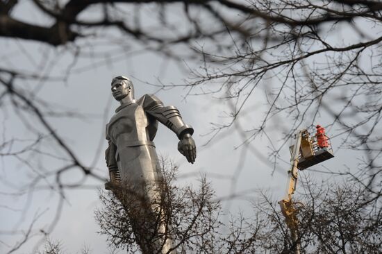 Monument to Yury Gagarin on Leninsky Prospekt is washed