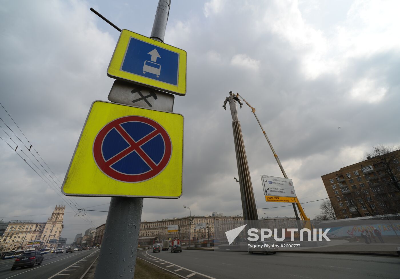 Monument to Yury Gagarin on Leninsky Prospekt is washed