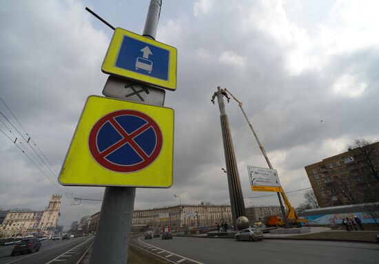 Monument to Yury Gagarin on Leninsky Prospekt is washed
