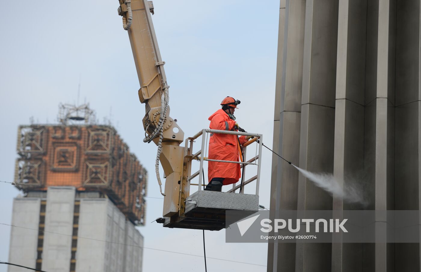 Monument to Yury Gagarin on Leninsky Prospekt is washed