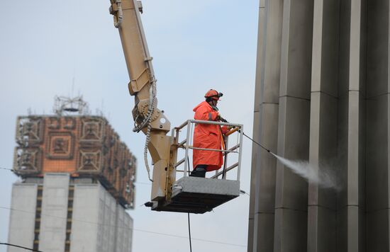 Monument to Yury Gagarin on Leninsky Prospekt is washed