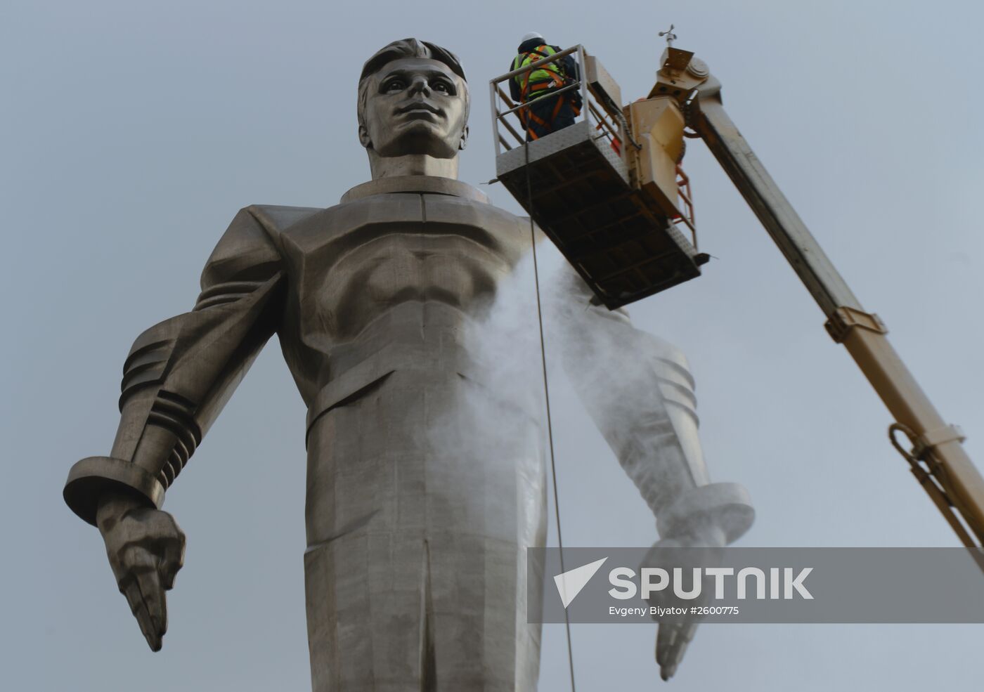 Monument to Yury Gagarin on Leninsky Prospekt is washed