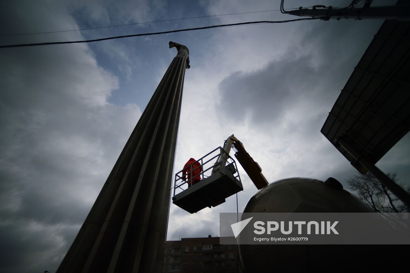 Monument to Yury Gagarin on Leninsky Prospekt is washed