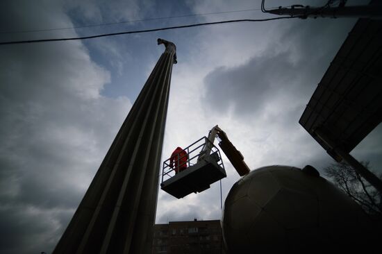 Monument to Yury Gagarin on Leninsky Prospekt is washed