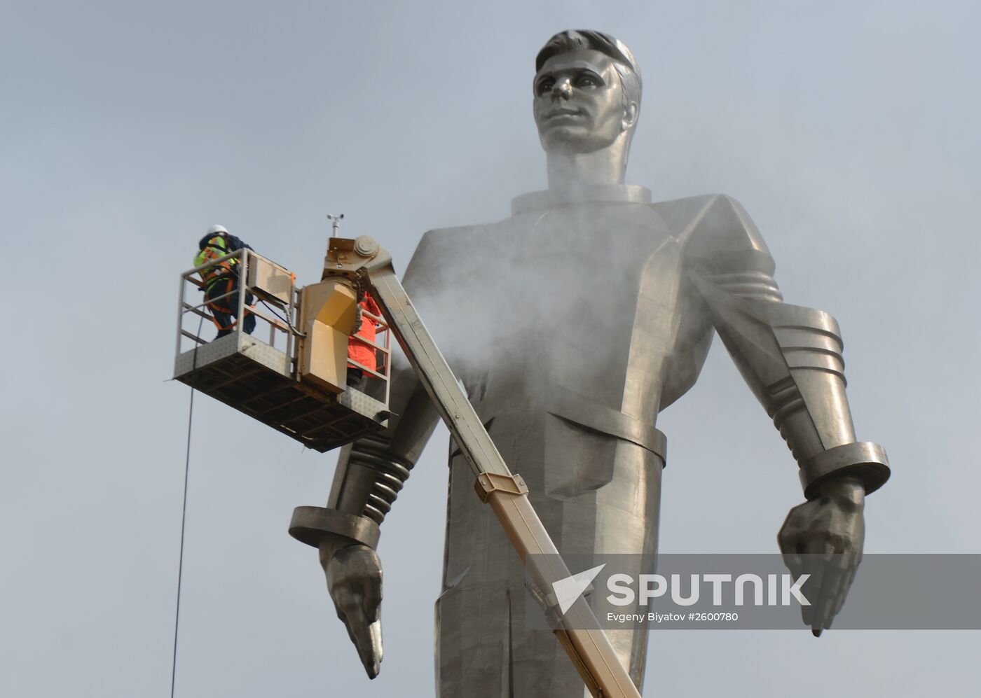 Monument to Yury Gagarin on Leninsky Prospekt is washed