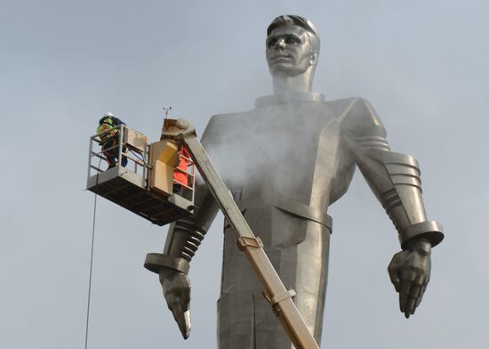 Monument to Yury Gagarin on Leninsky Prospekt is washed