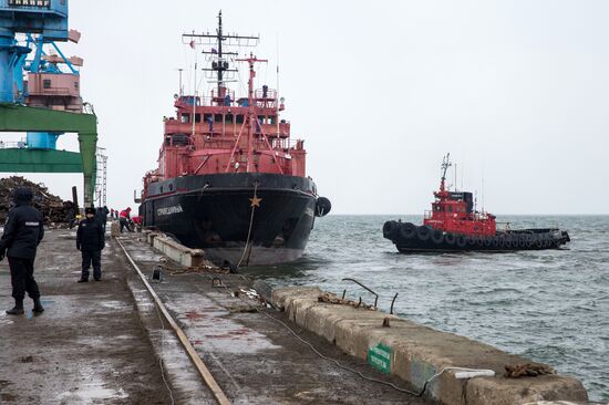 Crew of sunken trawler Dalny Vostok (Far East) arrives at Korsakov seaport