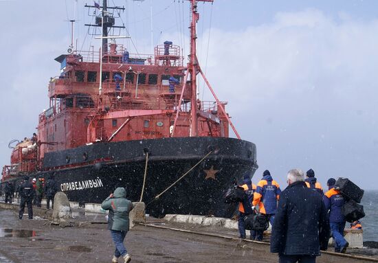 Crew of sunken trawler Dalny Vostok (Far East) arrives at Korsakov seaport